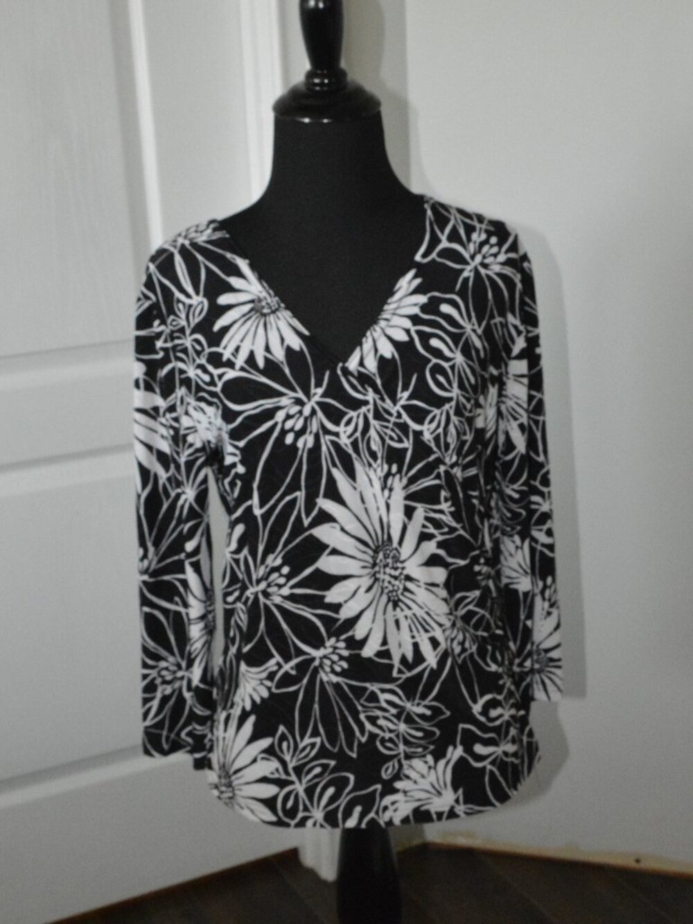 Vtg. Carducci 3/4 Sleeve V-Neck Jersey Top Black and White Floral Women's Medium